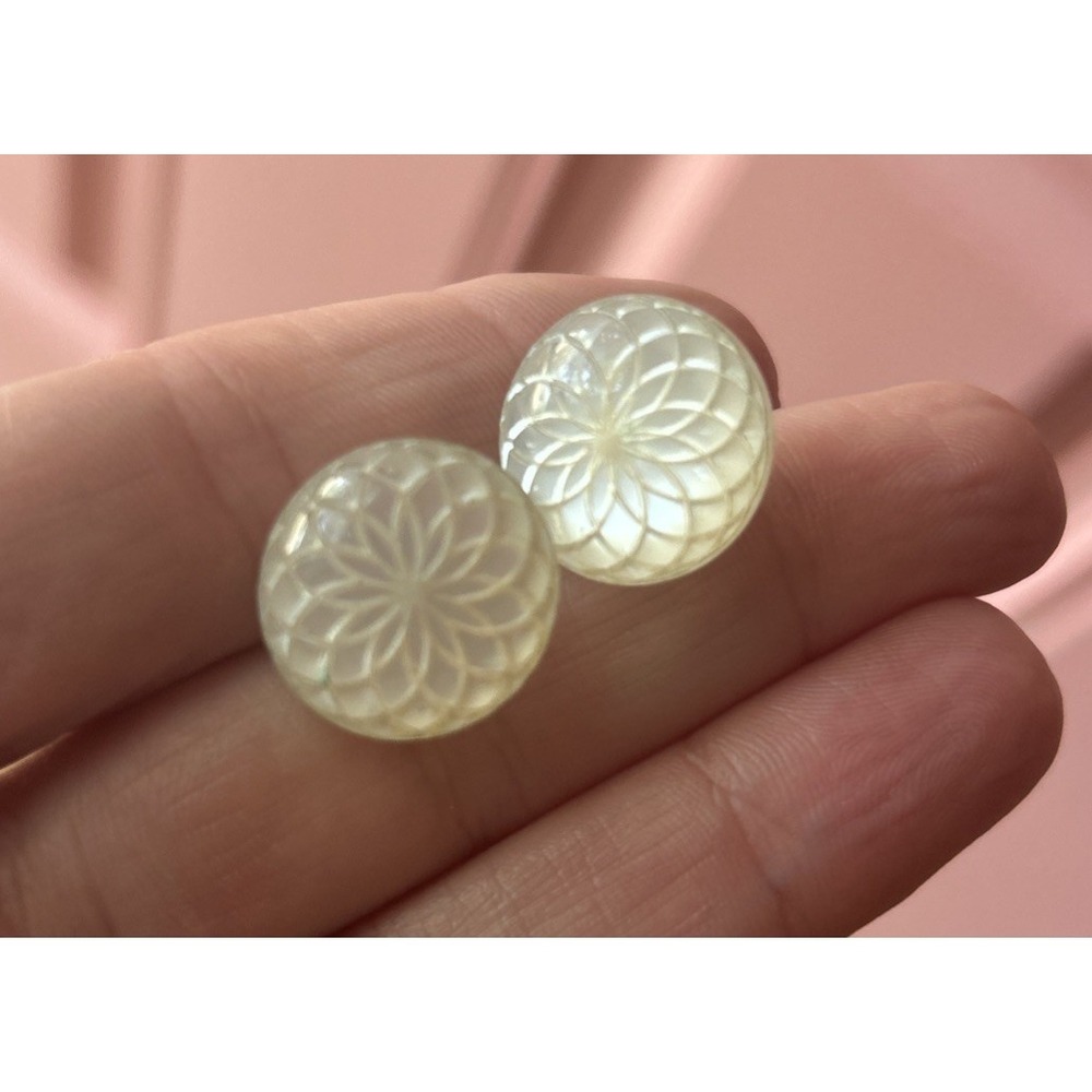 Vintage Etched Floral Lotus White Stud Earring Set Pair .75"